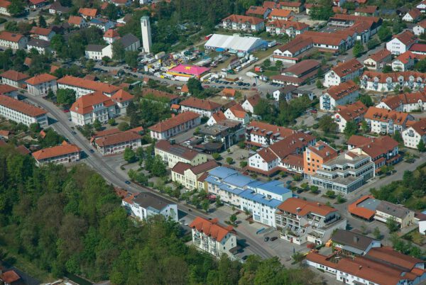 Luftbild von Garching mit Ortsmitte und Volksfest; Foto: Gemeinde Garching